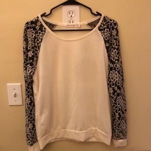 Women’s sweater with lace sleeves